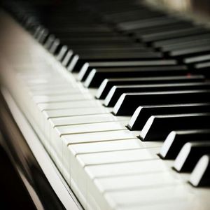 女人舔男人的辣椒
