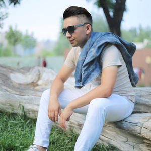 女人舔男人的辣椒
